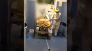 Coronavirus, paziente lascia la Terapia Intensiva, l'esultanza di medici e infermieri