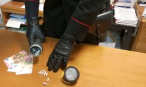 Scampia, due portieri di un parco gestivano un'attività parallela di spaccio: arrestati