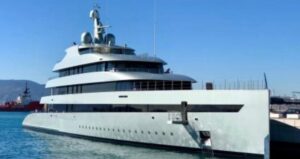 Super yatch nel Golfo di Napoli, il proprietario è il milionario Lukas Lundin
