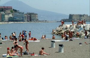 Napoli, è l'"Estate di San Martino": gente in spiaggia e al mare in autunno