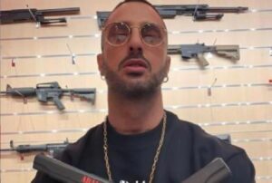 Corona e il post su Instagram: "Giustizia cercata e ottenuta", con le pistole