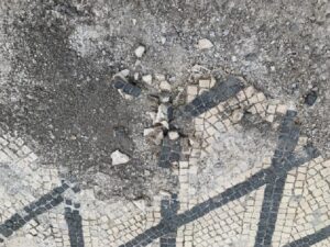 Pompei, mosaico saccheggiato da turista inglese