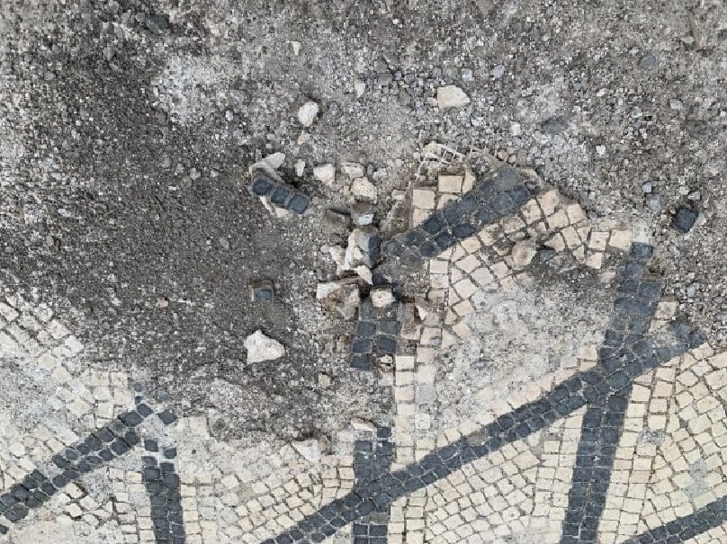 Pompei, mosaico saccheggiato da turista inglese
