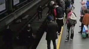 Napoli, cade sui binari della metro: il treno si ferma in tempo e non lo travolge