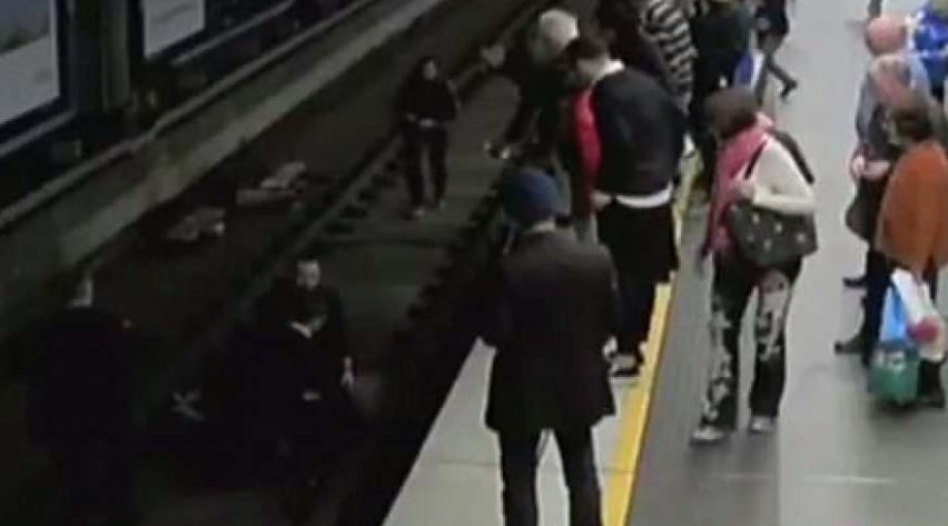 Napoli, cade sui binari della metro: il treno si ferma in tempo e non lo travolge