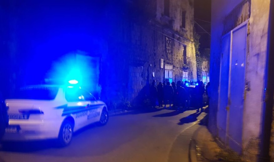 Afragola, violenta rissa: coltelli, bottiglie e feriti