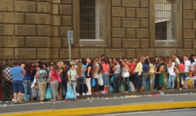 Poggioreale, l'inferno dei parenti dei detenuti in fila per i colloqui: "È disumano"