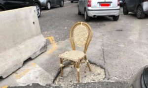 Napoli, alla Marina la sedie tappa - buche