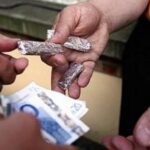 Napoli, cliente "sballato" scambia agente per pusher: "Ecco i soldi, dammi un pezzo"