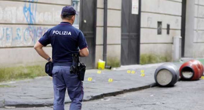 Napoli, stesa in piazza Mercato: trovati 18 bossoli
