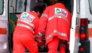 Tragedia nel salernitano, si lancia giù da un ponte e muore in ospedale