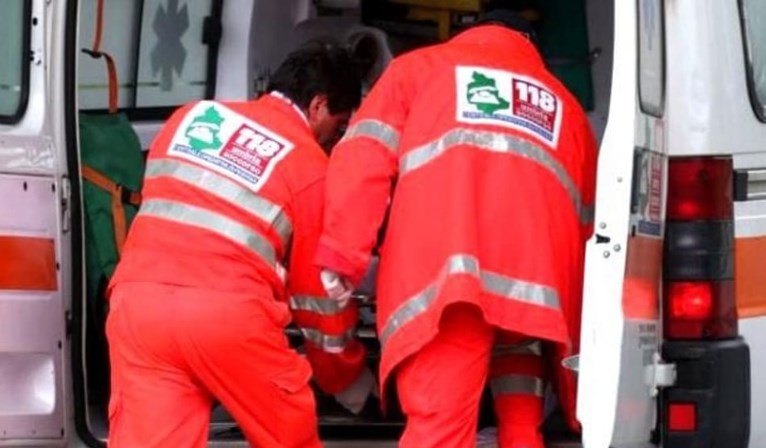 Tragedia nel salernitano, si lancia giù da un ponte e muore in ospedale