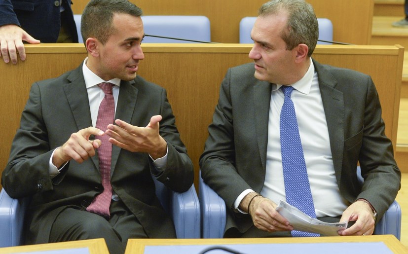 De Magistris pronto per le elezioni, lancia la sfida e attacca Di Maio: "Ha resuscitato Renzi"