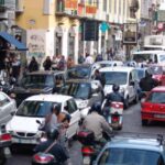 "Mo Veng", l'applicazione che "sposta" le auto in doppia fila