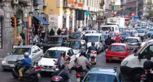"Mo Veng", l'applicazione che "sposta" le auto in doppia fila