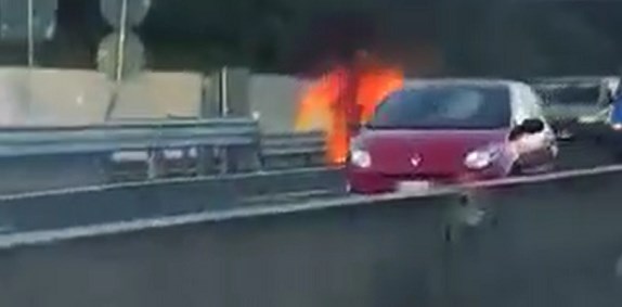 Napoli, auto in fiamme sulla tangenziale: traffico nel caos