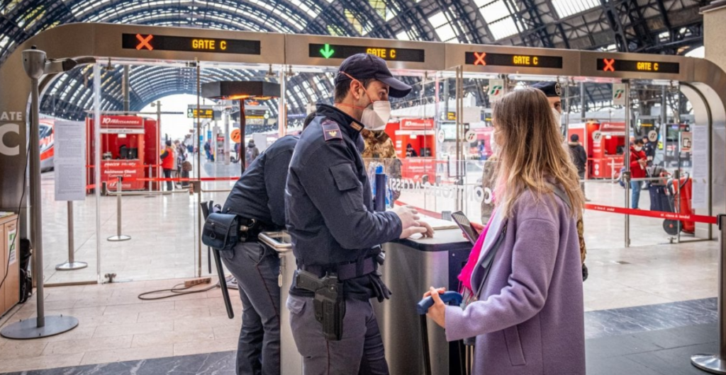 Primo treno Milano - Napoli, salgono in 192, fila ordinata, una madre: "Non vedo mio figlio da 2 mesi"