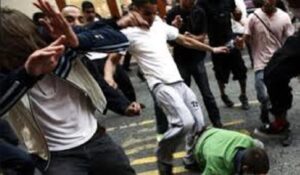 Rissa nel centro immigrati: botte, coltelli e bastoni. Una persona ferita