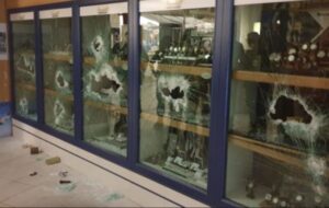 Afragola, si calano con le funi dal soffitto del centro commerciale e svaligiano gioielleria