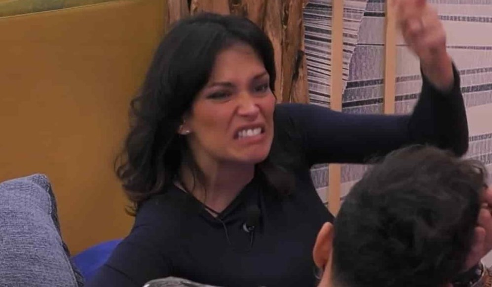 Alta tensione al Grande Fratello Vip tra Antonella Elia e Fernanda Lessa: "Qui finisce male"