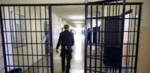 Caos carceri, scoppia la protesta della polizia penitenziaria: "Abbandonati dallo Stato"