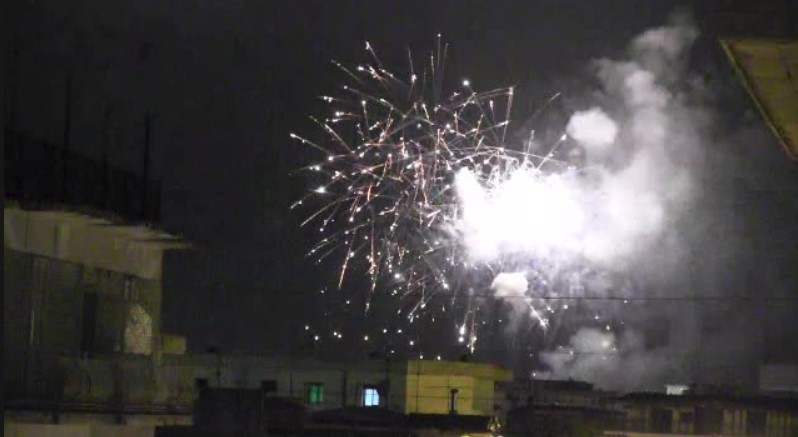 Serenate, religione e camorra: nel centro di Napoli è sempre capodanno