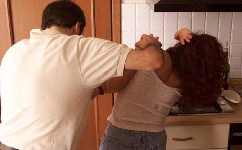 Ischia, picchia moglie e figlio a bastonate: arrestato