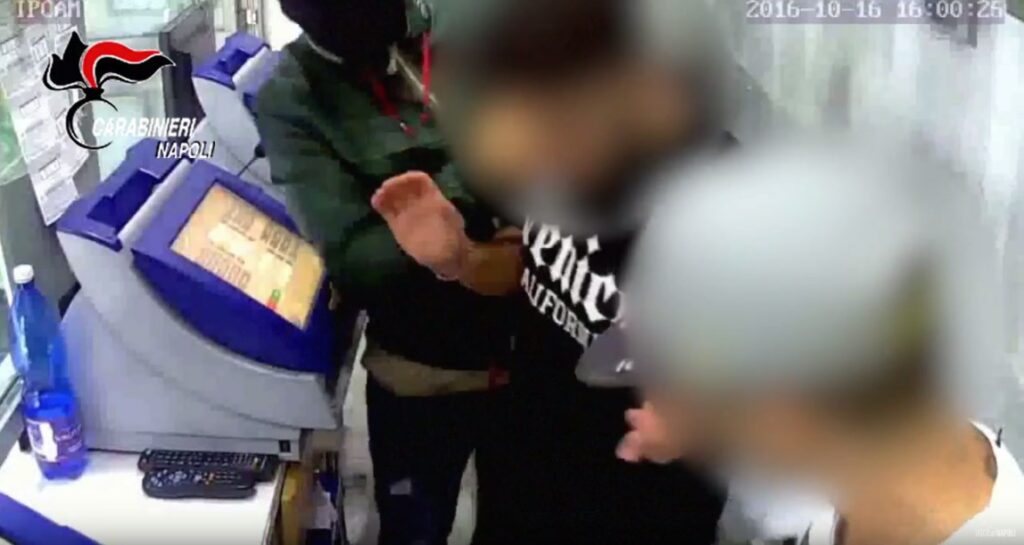 Rapina nel centro scommesse a Chiaiano, ladro incastrato dal Dna