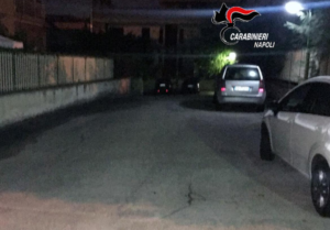 Follia nel Napoletano, lui la lascia e lei si attacca allo sportello dell'auto in corsa: è in gravi condizioni