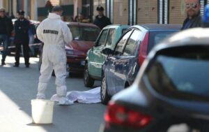 Getta la figlia piccola dal balcone e poi si butta di sotto: lei è morta, lui è grave