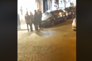 Chiaia, rissa tra parcheggiatori abusivi: il video sui social