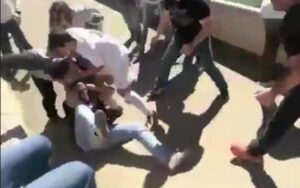 Ischia, 26enne aggredito e picchiato: coinvolti anche agenti e militari. Polizia e carabinieri arrestano 3 personeIschia, 26enne aggredito e picchiato: coinvolti anche agenti e militari. Polizia e carabinieri arrestano 3 persone