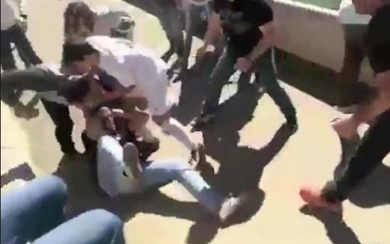 Ischia, 26enne aggredito e picchiato: coinvolti anche agenti e militari. Polizia e carabinieri arrestano 3 personeIschia, 26enne aggredito e picchiato: coinvolti anche agenti e militari. Polizia e carabinieri arrestano 3 persone