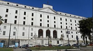 Conti in rosso per il Comune di Napoli, via alla svendita del Real Albergo dei Poveri