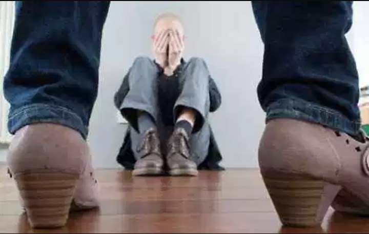 Napoli, stalking e violenza ma questa volta la vittima è un uomo