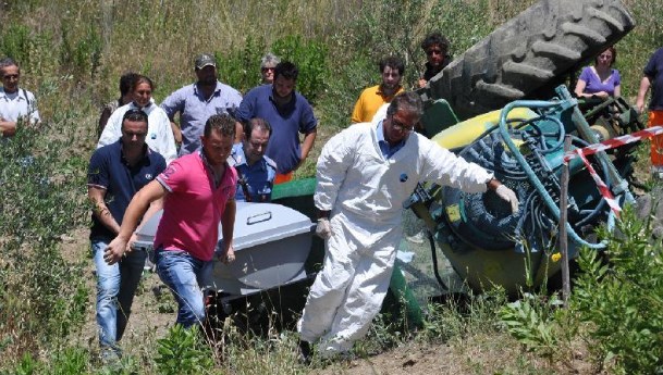 Si ribalta il trattore, uomo muore nell'avellinese