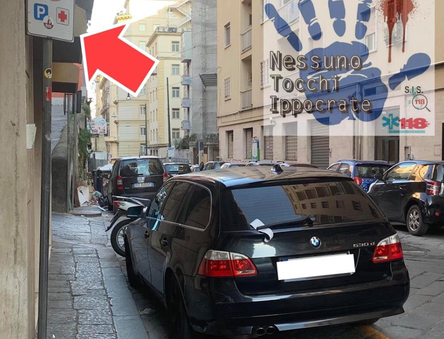 Auto con targa bulgara in sosta vietata impedisce transito all'ambulanza, i vigili: "Niente carriattrezzi ed è sabato"