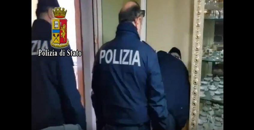Torre Annunziata, la polizia trova in casa droga e 15mila euro in contanti: arrestata 23enne