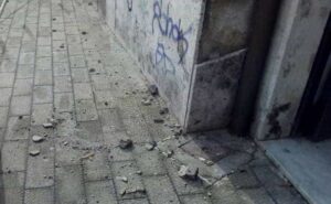 Napoli, cadono pietre a scuola: colpito uno studente