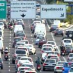 Incidente in tangenziale, coinvolti un uomo e una ragazza: traffico in tilt