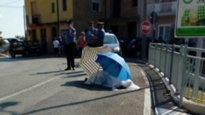 Trovato cadavere di un anziano in strada, forse è stato travolto da un'auto