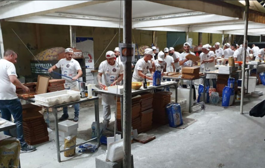 Torre Annunziata, è record mondiale: sfornate 10.893 pizze in 14 ore