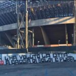 Maradona a Napoli, spuntano due striscioni polemici contro il sindaco