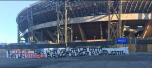Maradona a Napoli, spuntano due striscioni polemici contro il sindaco