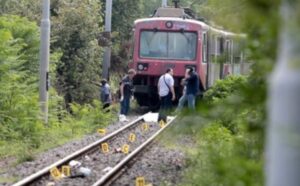 Giovane travolto e ucciso da un treno della circum mentre attraversava il passaggio a livello