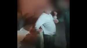 Casoria, uomo disabile preso in giro e bullizato: costretto a bere urina