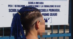 Sbagliato lasciare fuori scuola un 13enne per le treccine, ma insegniamo ai ragazzi il senso dell'estetica