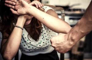 Picchiava e umiliava moglie e figlio: arrestato