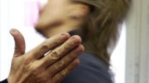 Colpisce la moglie con una sedia e il figlio con un pentolino: arrestato