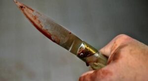 Via Foria, reagisce ad una rapina e viene accoltellato alla schiena